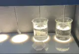 Microplásticos em água durante experimento de floculação; imagem ilustrativa.