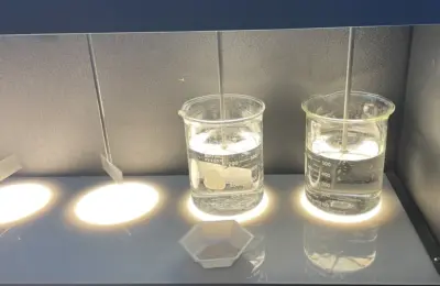 Microplásticos em água durante experimento de floculação; imagem ilustrativa.