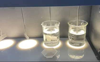 Microplásticos em água durante experimento de floculação; imagem ilustrativa.
