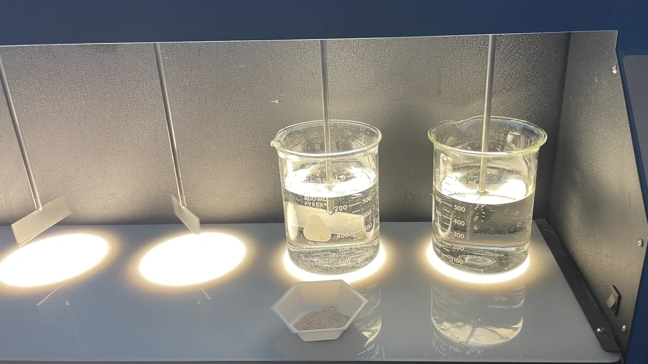 Microplásticos em água durante experimento de floculação; imagem ilustrativa.