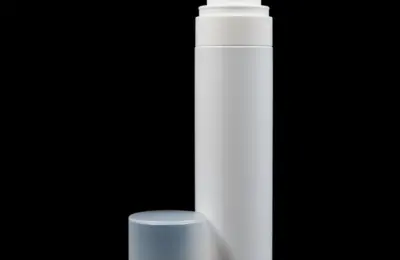 Embalagem cilíndrica branca com válvula spray fine mist e tampa separada, em vista de produto