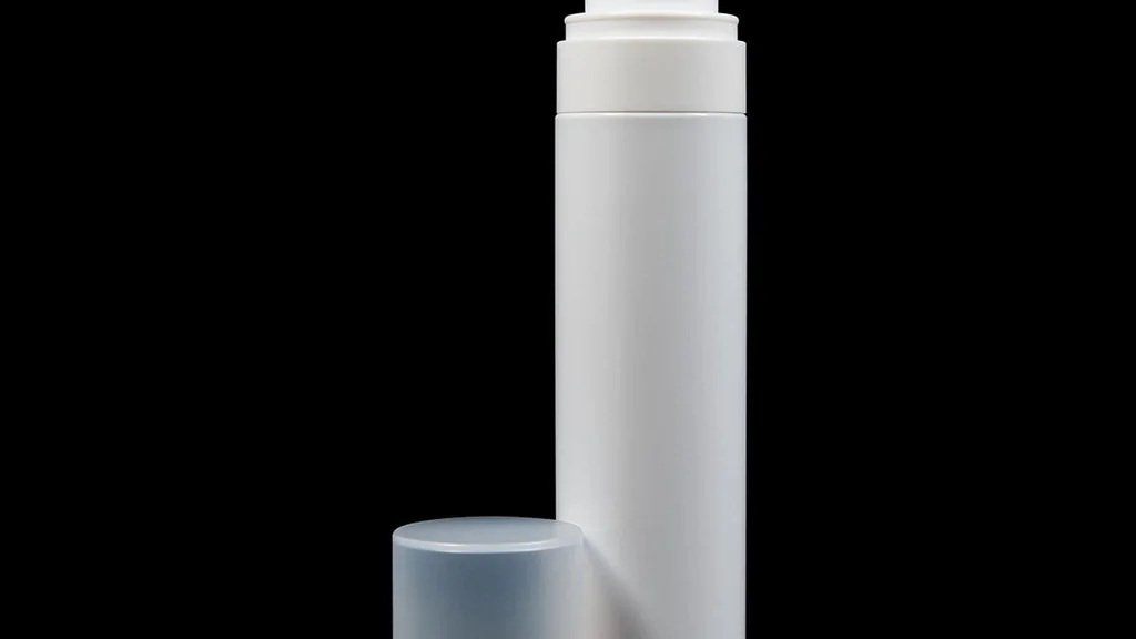Embalagem cilíndrica branca com válvula spray fine mist e tampa separada, em vista de produto