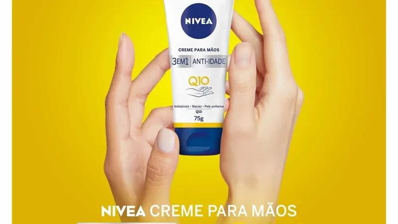 Material oficial ilustrativo do NIVEA Creme para as Mãos 3 em 1 Anti-idade com Q10, segurado por duas mãos