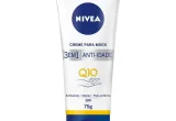 Tubo do NIVEA Creme para as Mãos 3 em 1 Anti-idade com Q10, 75 g, sobre fundo branco