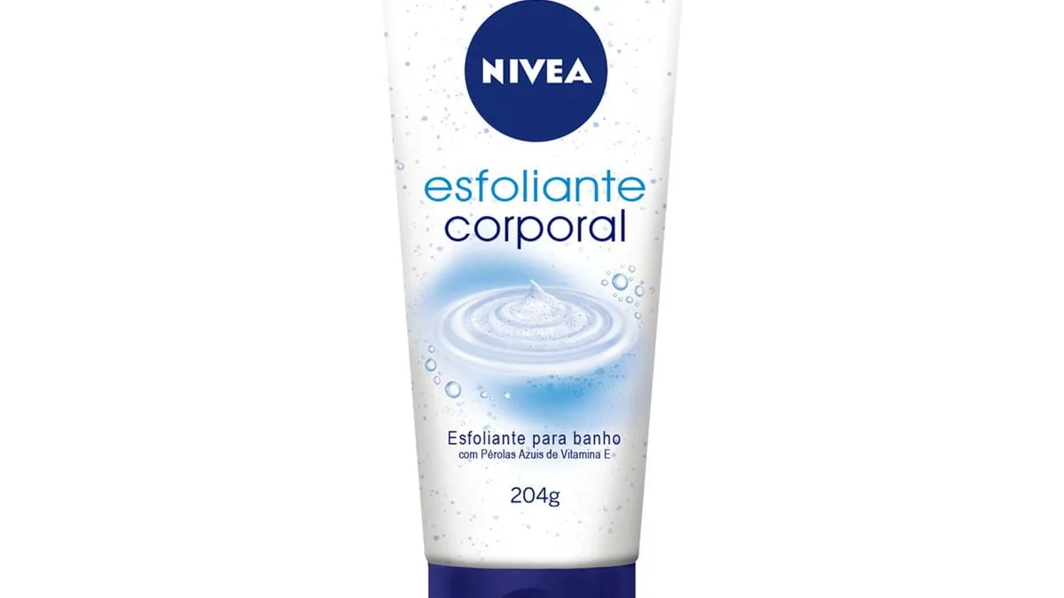 Close do rótulo do NIVEA Esfoliante Corporal para Banho, com partículas azuis e indicação de 204 g na embalagem