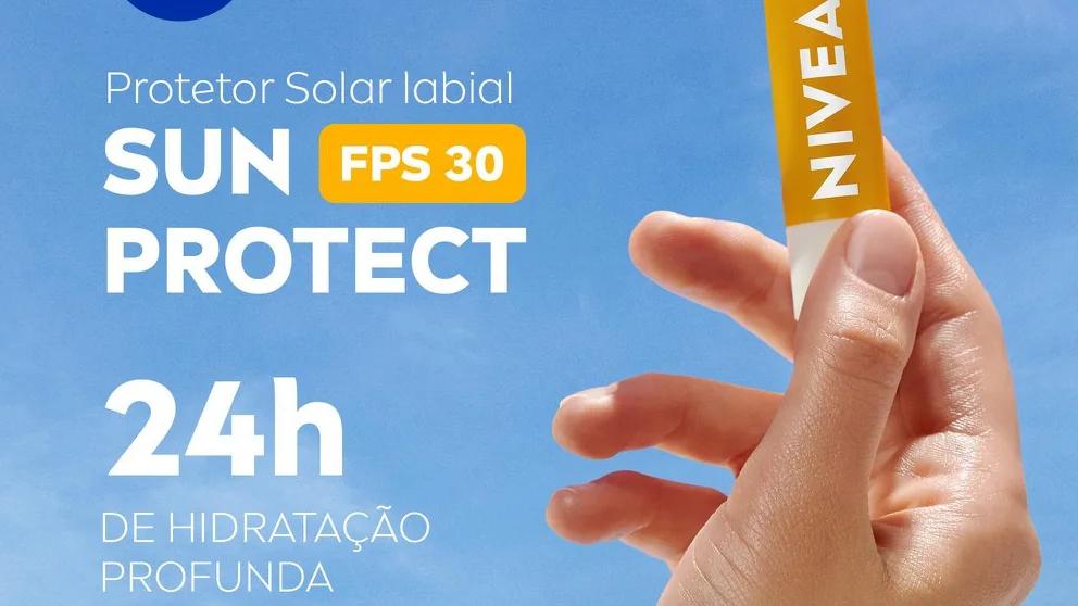 Aplicação do protetor labial NIVEA Sun Protect FPS 30 em uma cena de uso