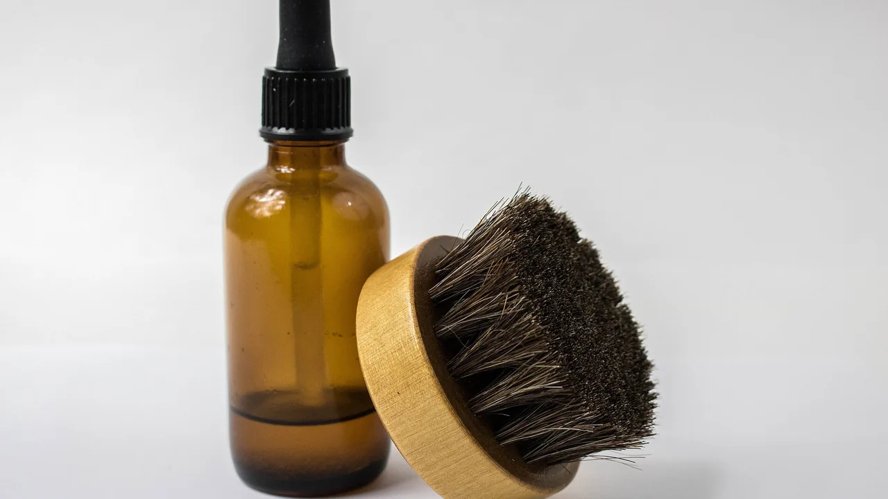 Frasco de óleo e escova para barba em composição ilustrativa