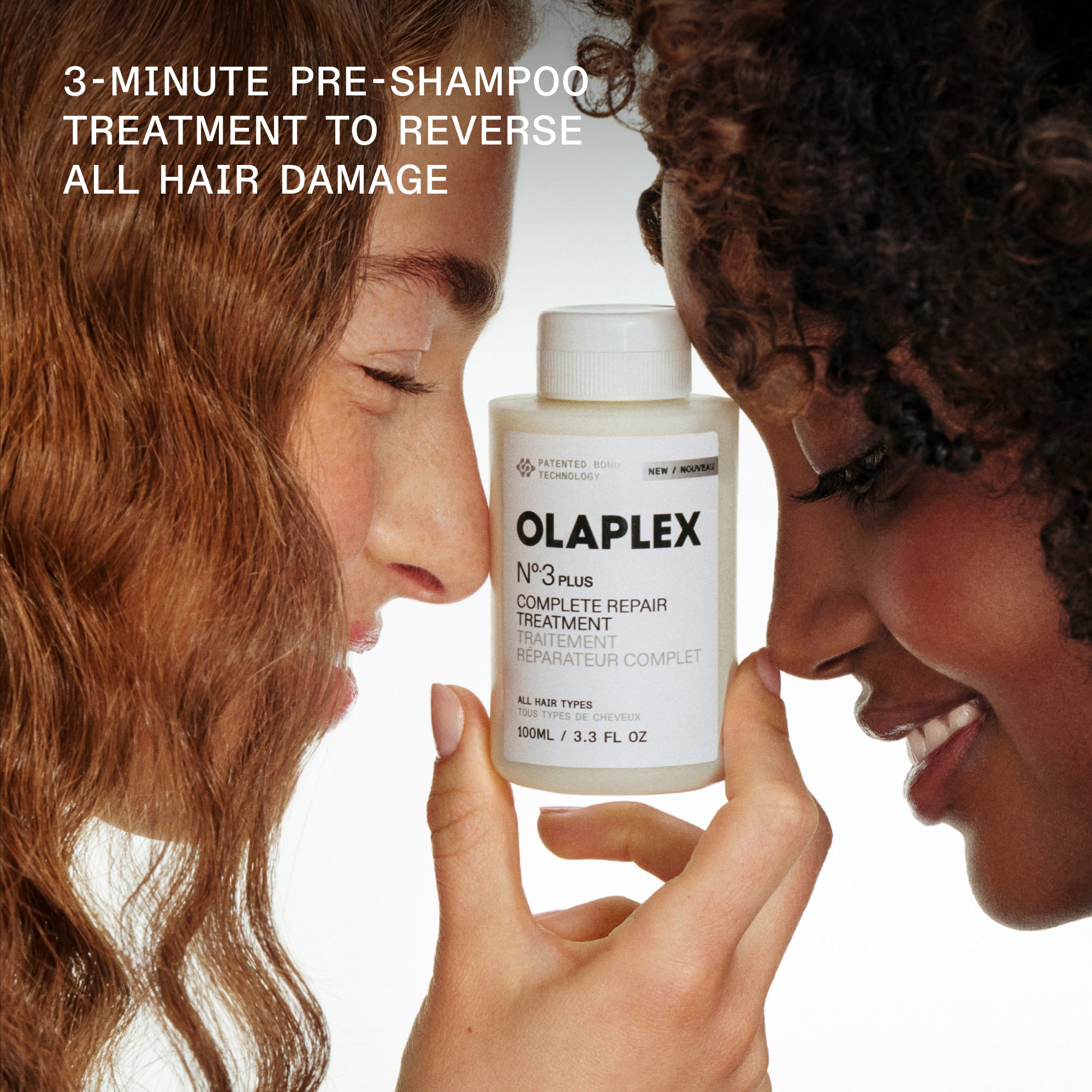 Duas modelos seguram o tratamento capilar Olaplex N°.3PLUS de 100 ml
