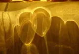Óleo facial em close, imagem ilustrativa da textura oleosa.