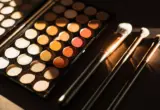 paleta de sombras e pincéis de maquiagem