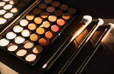 paleta de sombras e pincéis de maquiagem
