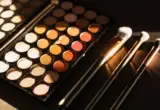 Paleta de sombras e pincéis para maquiagem dos olhos