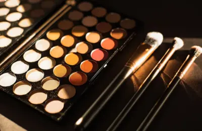 Paleta de sombras e pincéis para maquiagem dos olhos
