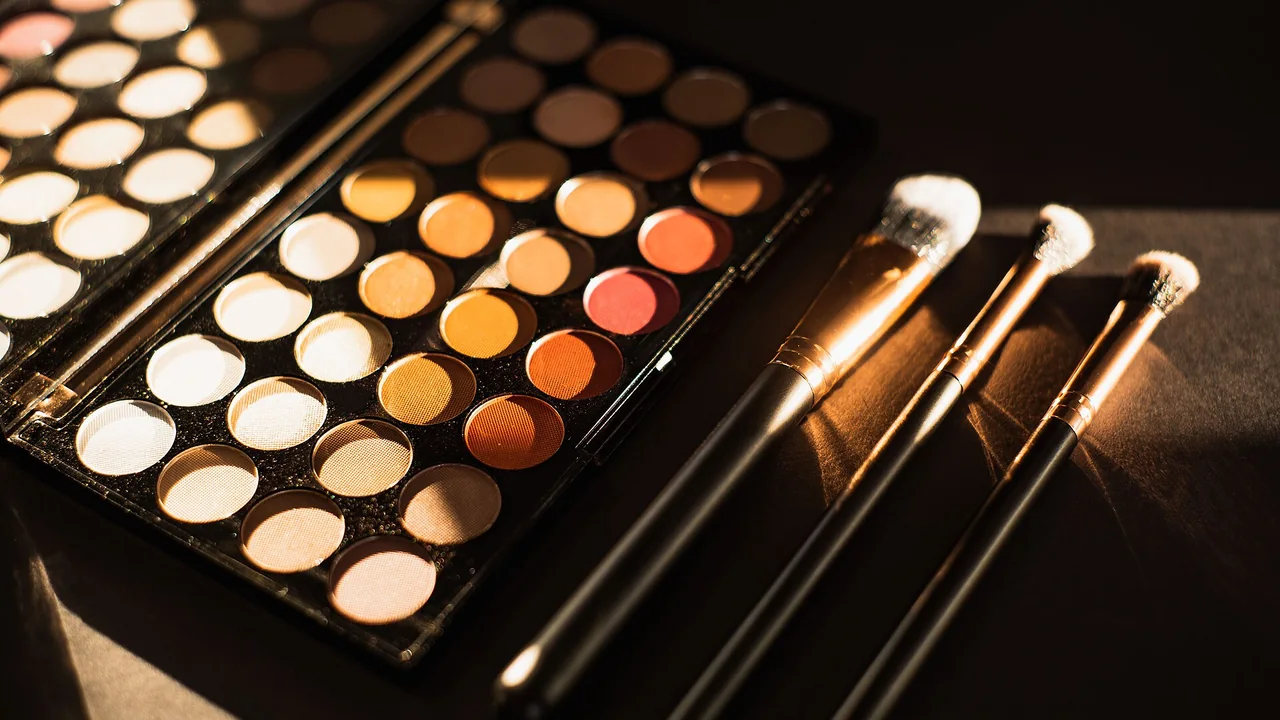 Paleta de sombras e pincéis para maquiagem dos olhos