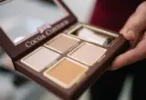 Paleta de maquiagem com tons claros e médios, usada como ilustração de texturas em pó