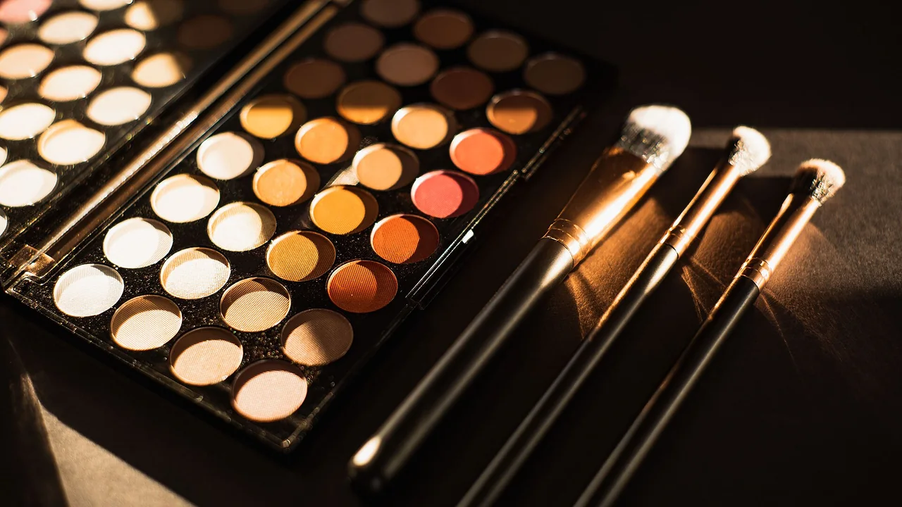 Paleta de sombras e pincéis de maquiagem