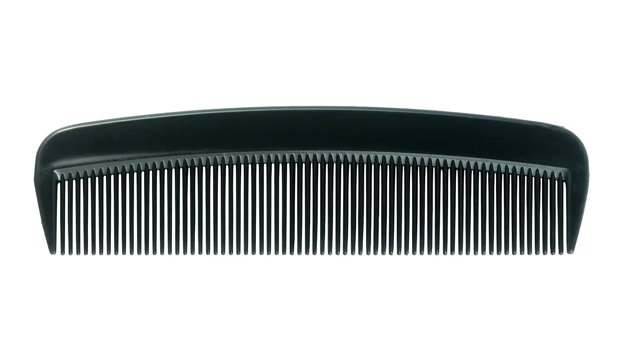 Pente de dentes finos visto de frente, com o formato e os dentes visíveis.