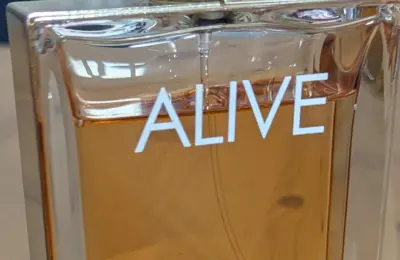 frasco de perfume ilustrativo para explicar transporte em viagem