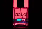 Frasco de fragrância masculina em composição com iluminação colorida, imagem ilustrativa