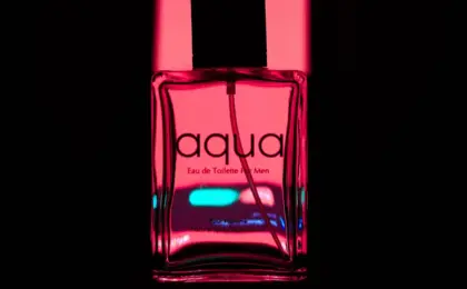 Frasco de fragrância masculina em composição com iluminação colorida, imagem ilustrativa