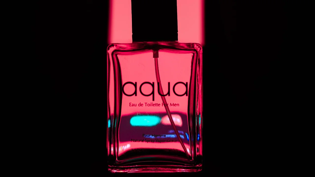 Frasco de fragrância masculina em composição com iluminação colorida, imagem ilustrativa
