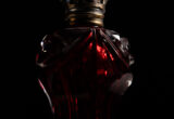 Imagem ilustrativa de frasco de perfume em close-up