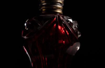Imagem ilustrativa de frasco de perfume em close-up