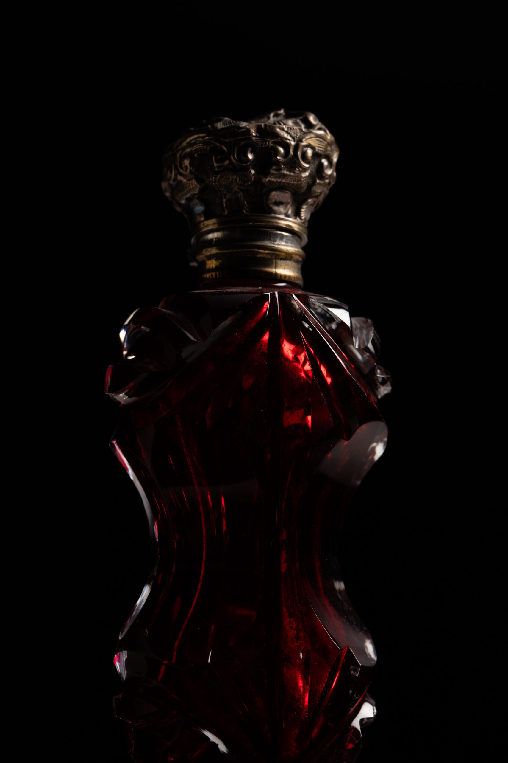 Imagem ilustrativa de frasco de perfume em close-up