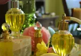 Coleção de frascos de perfume em diferentes formatos
