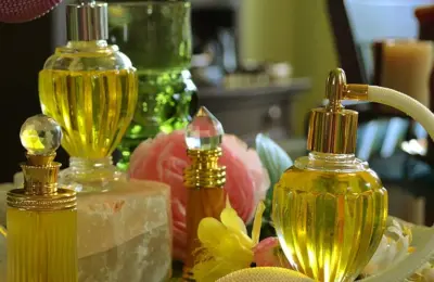 Coleção de frascos de perfume em diferentes formatos