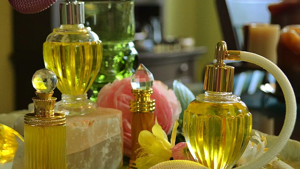 Coleção de frascos de perfume em diferentes formatos