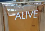 Frasco de perfume com líquido âmbar em close, imagem ilustrativa de perfumaria