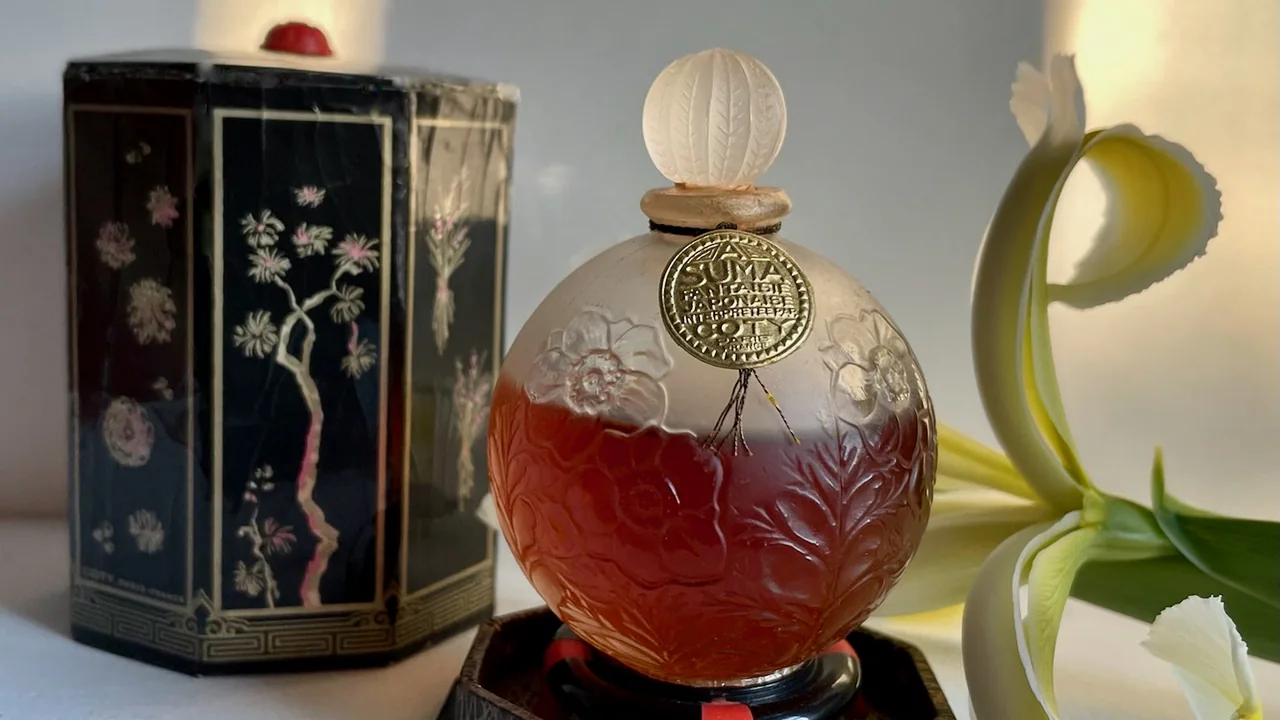 Frasco redondo do perfume A Suma, de Coty, em imagem ilustrativa sobre formatos de perfumaria