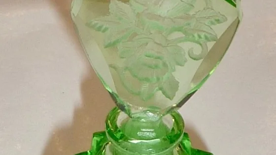 Frasco de perfume de vidro decorativo em tom esverdeado, imagem ilustrativa