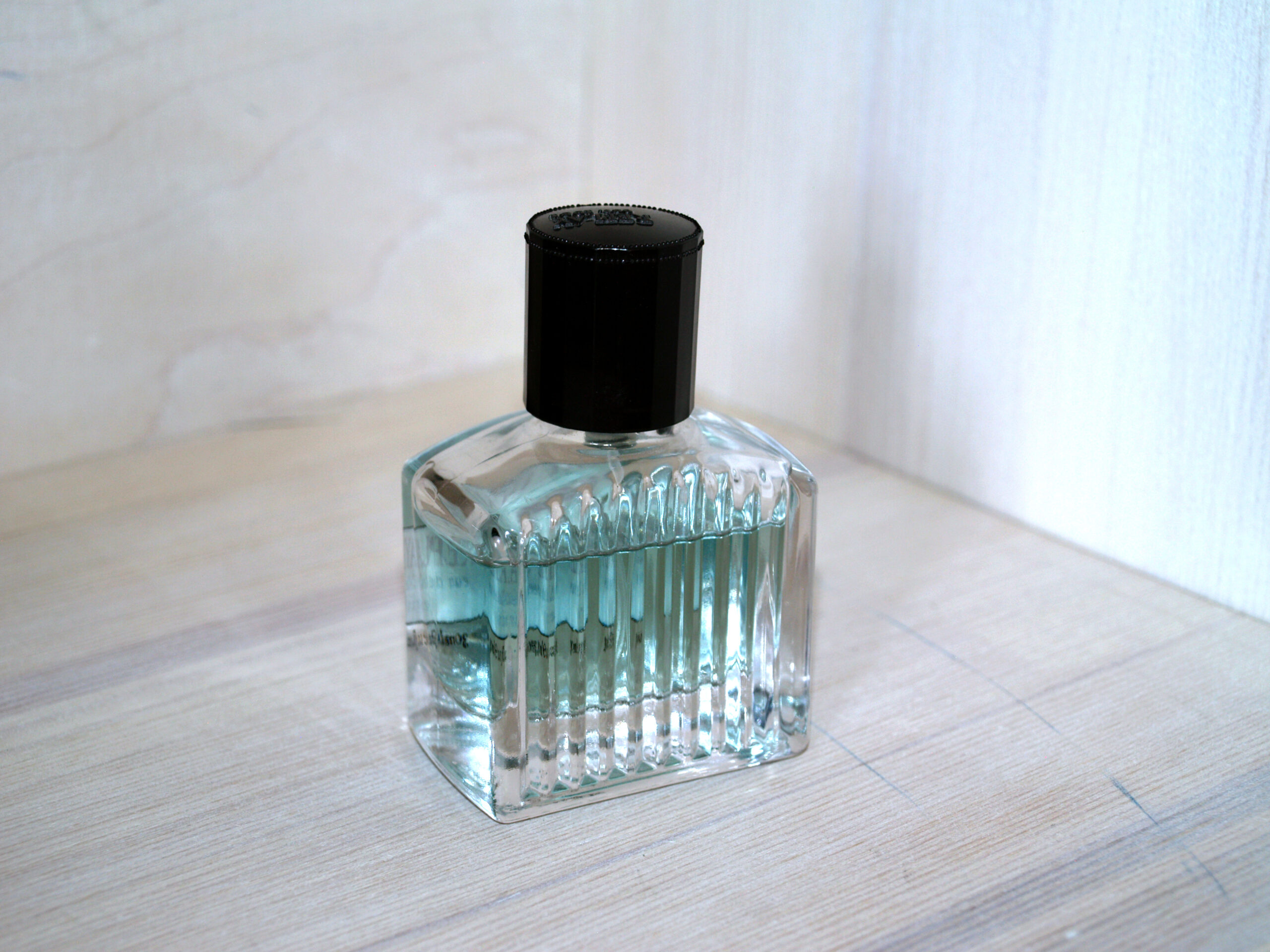 Close de frasco de perfume de vidro transparente