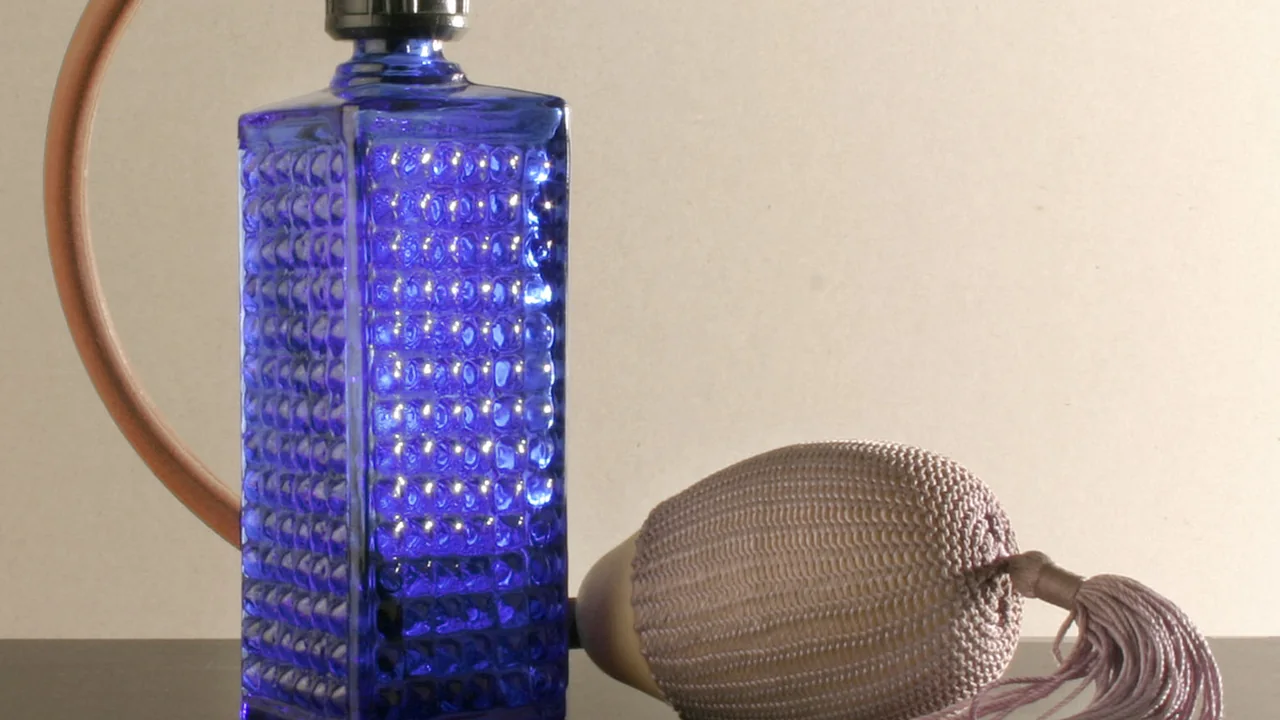 frasco e atomizador de perfume ilustrativos para organizar a fragrância na viagem