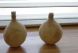 Frascos de perfume ilustrativos para organizar uma nécessaire de viagem.