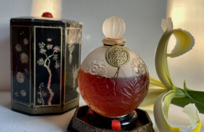Frasco vintage de perfume Suma em composição floral