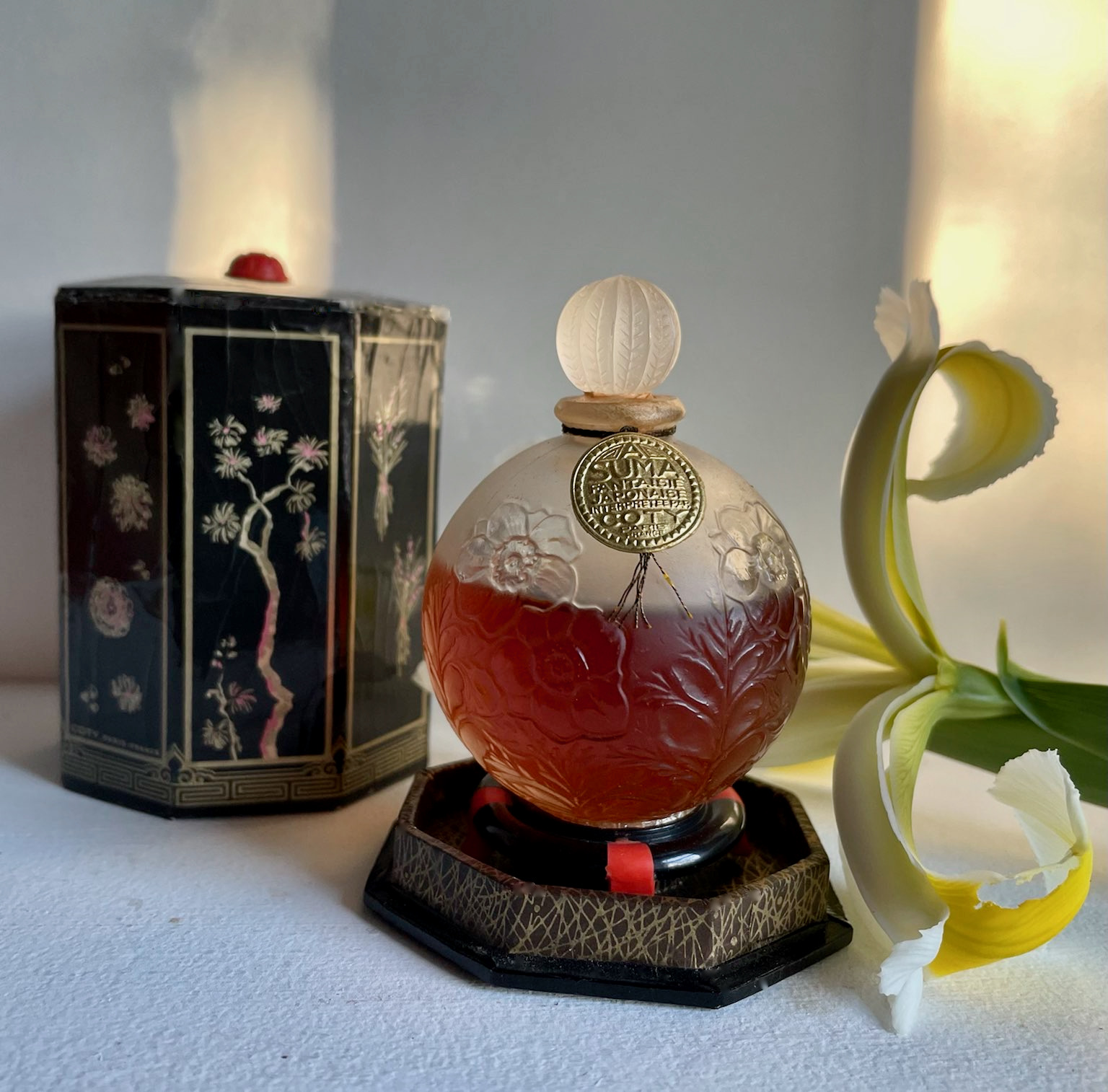 Frasco vintage de perfume Suma em composição floral