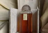 Frasco de perfume vintage marrom em sua caixa, usado como ilustração de escolha de fragrância