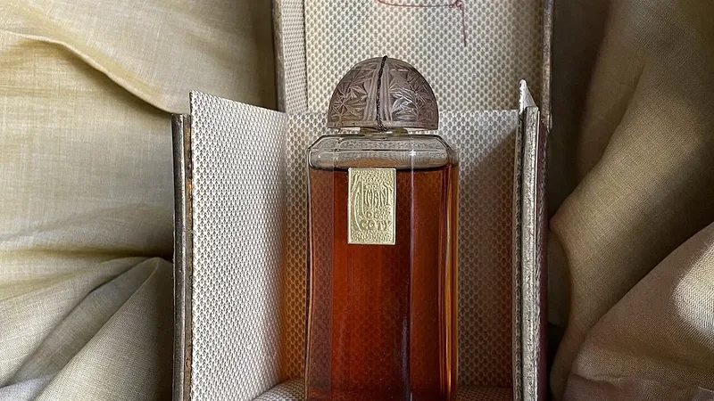 Frasco de perfume vintage marrom em sua caixa, usado como ilustração de escolha de fragrância