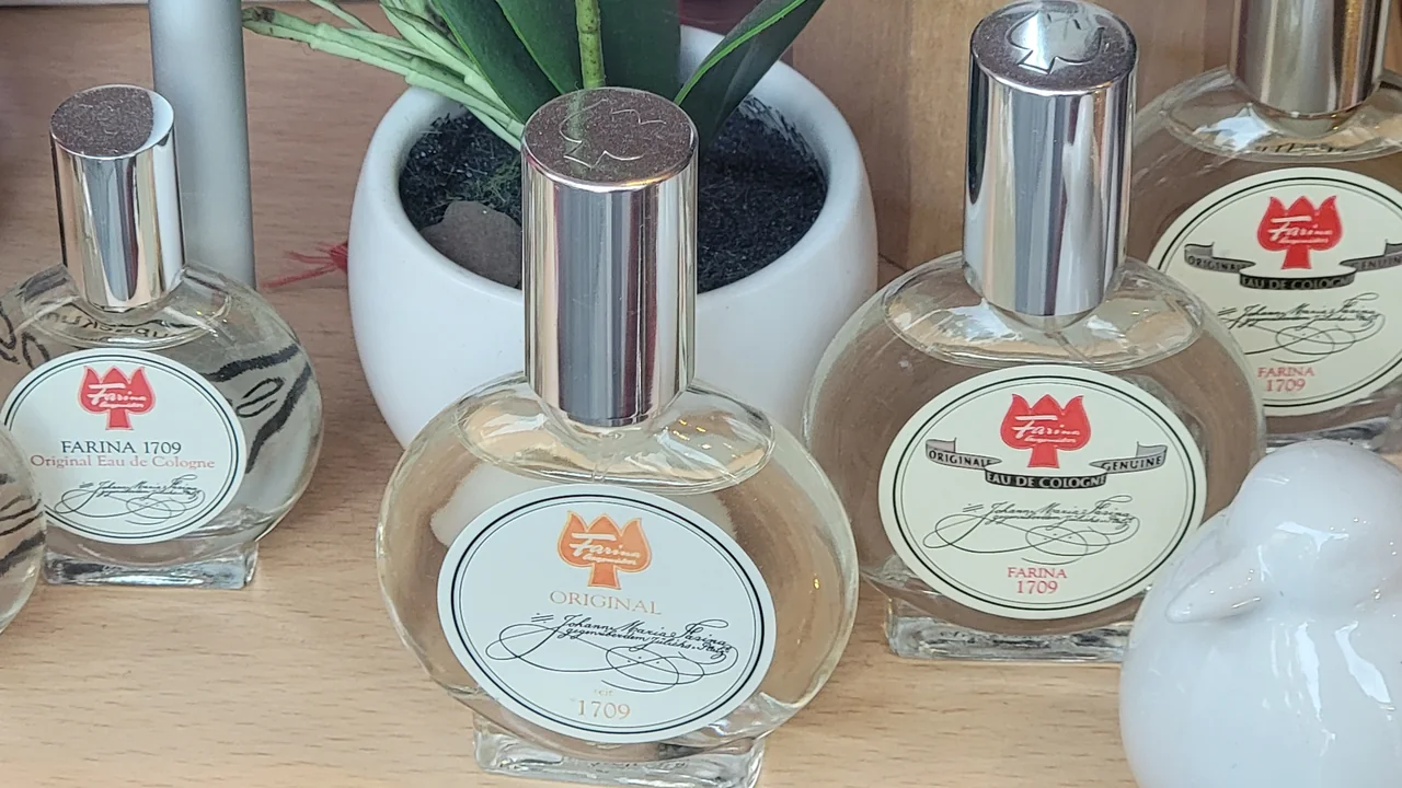 Garrafas de eau de cologne em composição ilustrativa para comparar fragrâncias leves