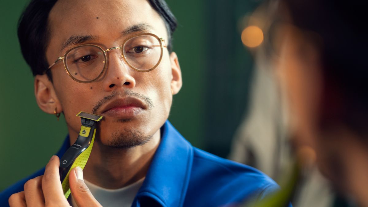 Philips OneBlade sendo usado para contornar a barba no rosto