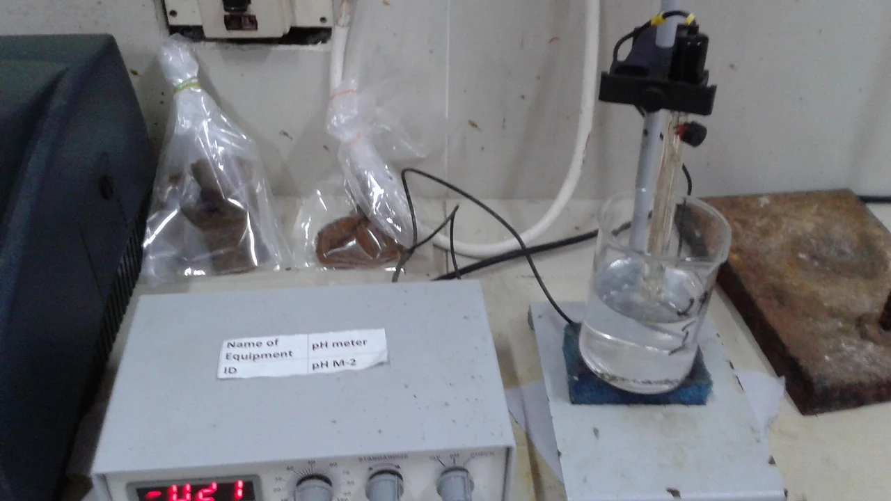 Medidor de pH de bancada com eletrodo em um béquer, imagem ilustrativa de controle de formulação