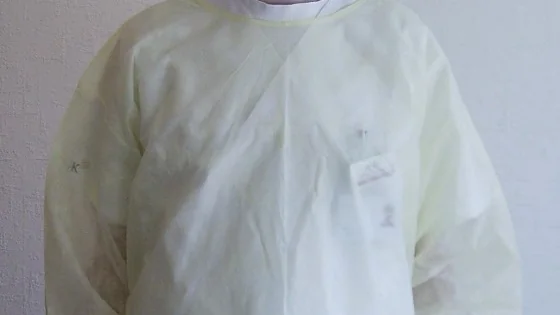 Avental descartável de proteção cobrindo o tronco