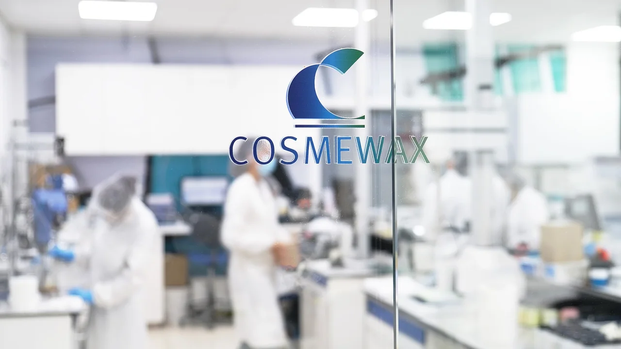 Laboratório da Cosmewax com equipe em área de produção de cosméticos, imagem ilustrativa de fabricação terceirizada
