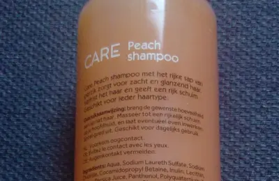 shampoo ilustrativo Care Peach visto de perto, sem relação com tratamento anticaspa