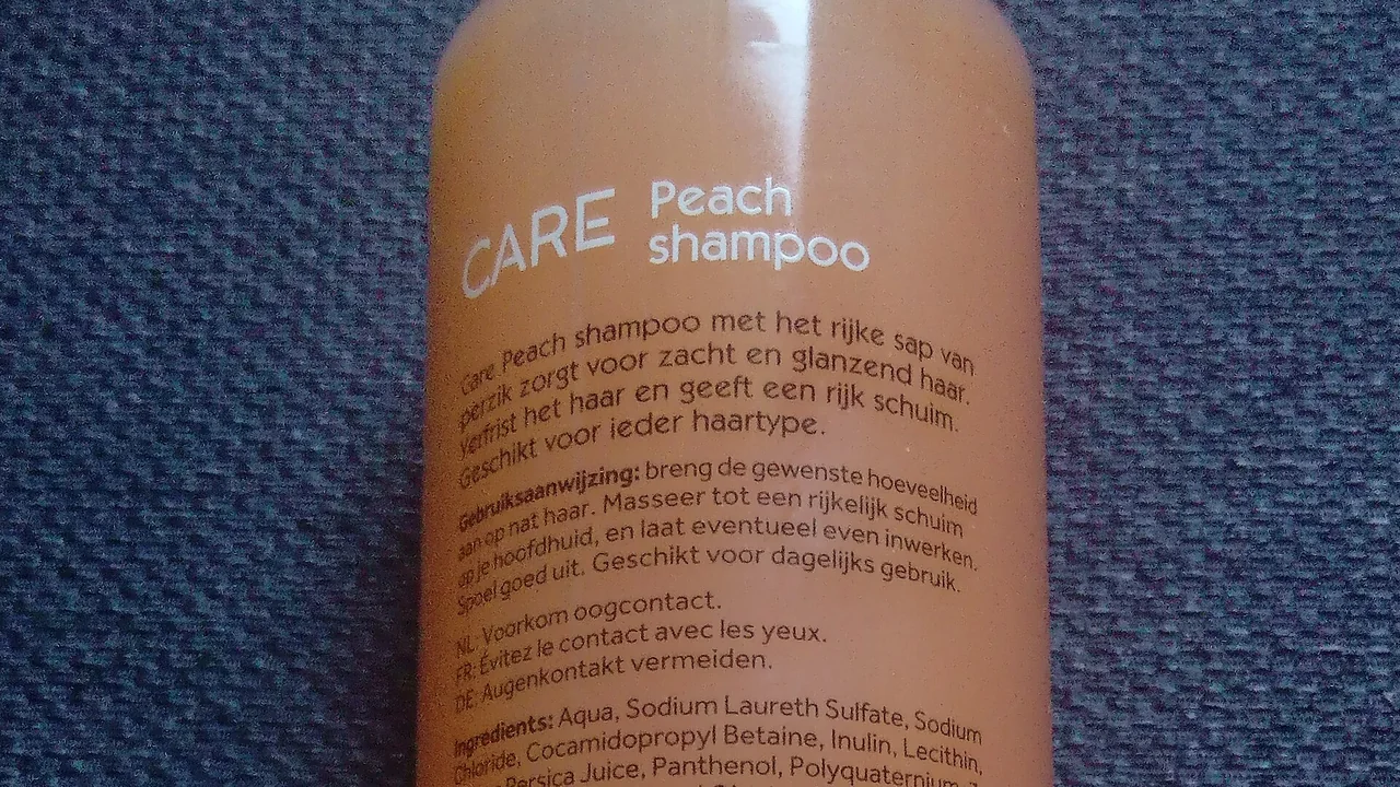 shampoo ilustrativo Care Peach visto de perto, sem relação com tratamento anticaspa
