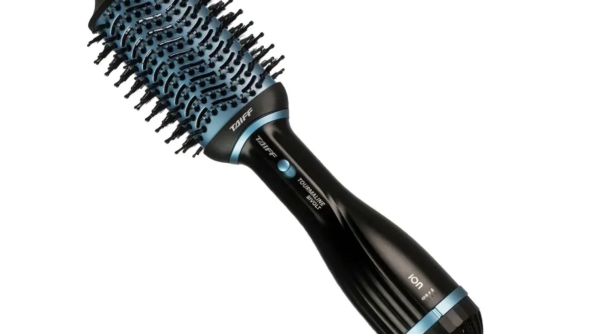 Detalhe da escova secadora Taiff Tourmaline Bivolt com cerdas, controle e cabo