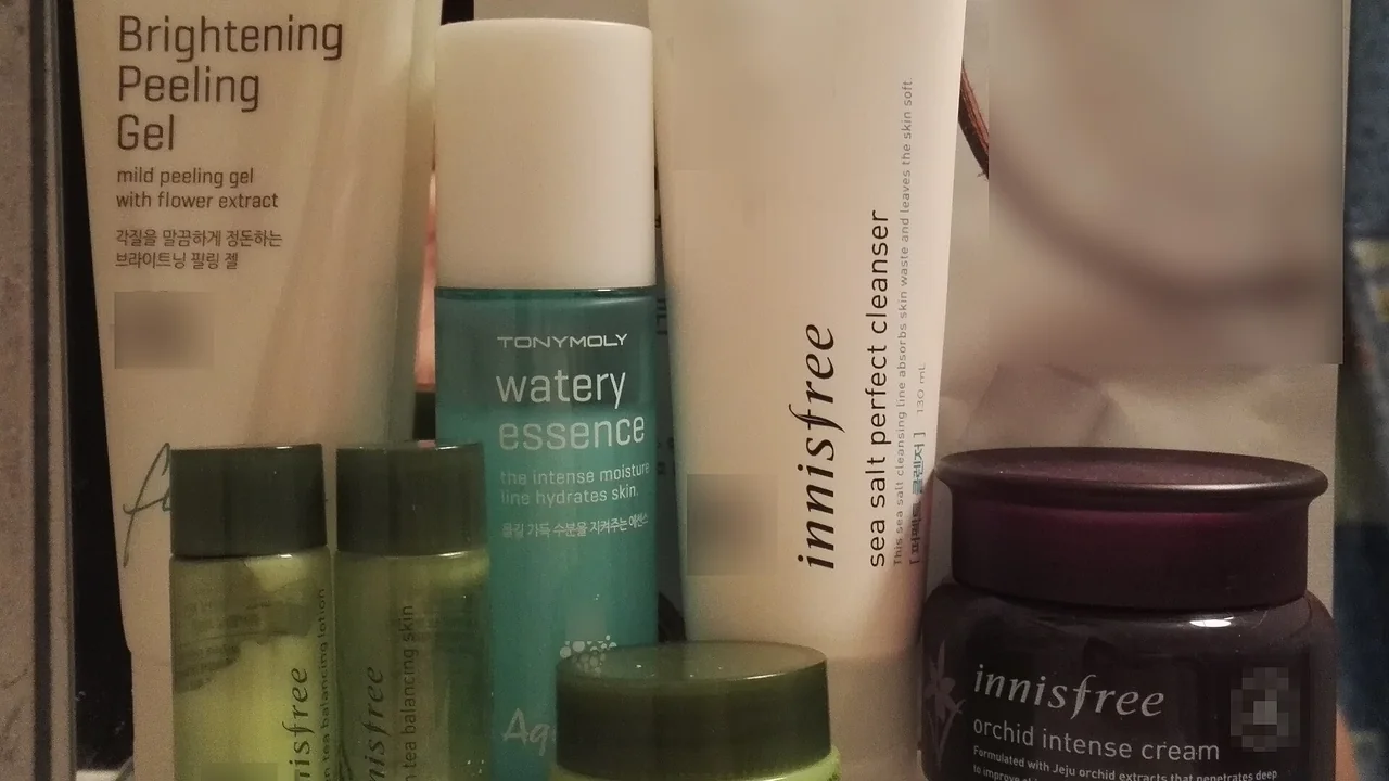 Produtos cosméticos coreanos de skincare organizados em uma prateleira